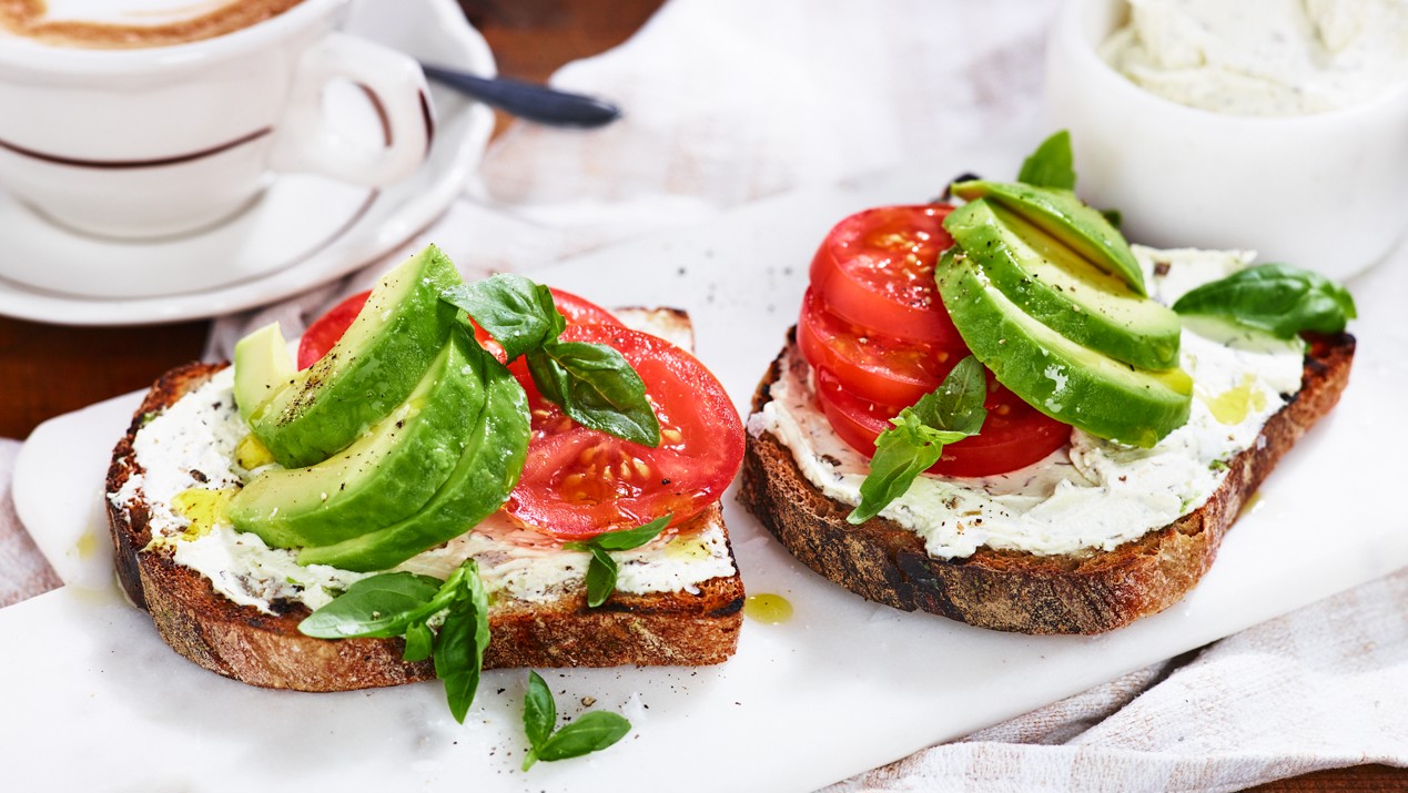 Avocado sandwich met roomkaas en tomaat