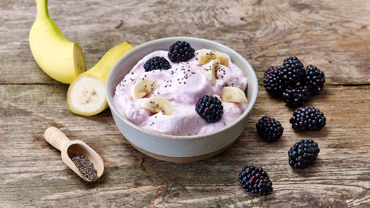Topping van fruit en amandelen op Arla Skyr