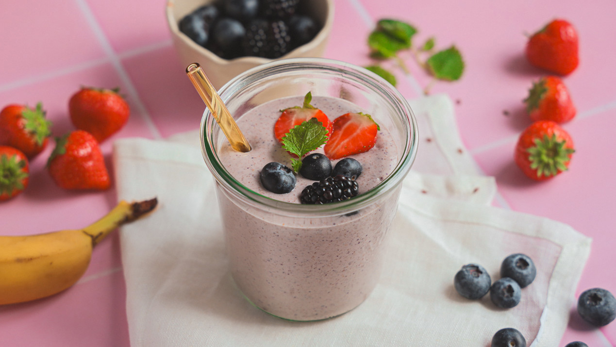 Eiwitrijke ontbijt smoothie met skyr en bessen