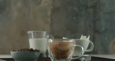 Flat white versus latte: verschillen, smaken en hoe je ze maakt