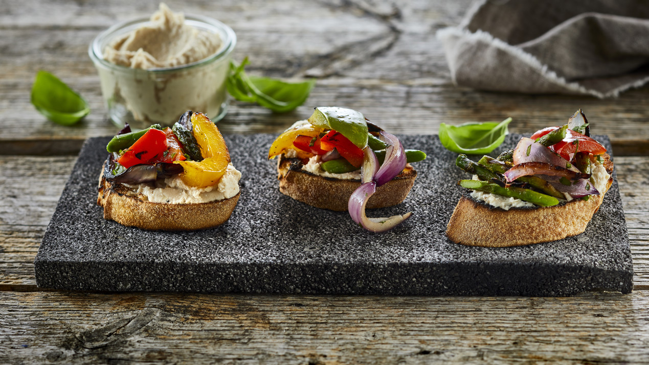 Bruschetta met paprika's, asperges en bonenpuree