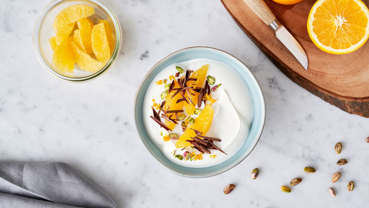 Sinaasappel, chocolade en pistachenootjes als topping voor Skyr