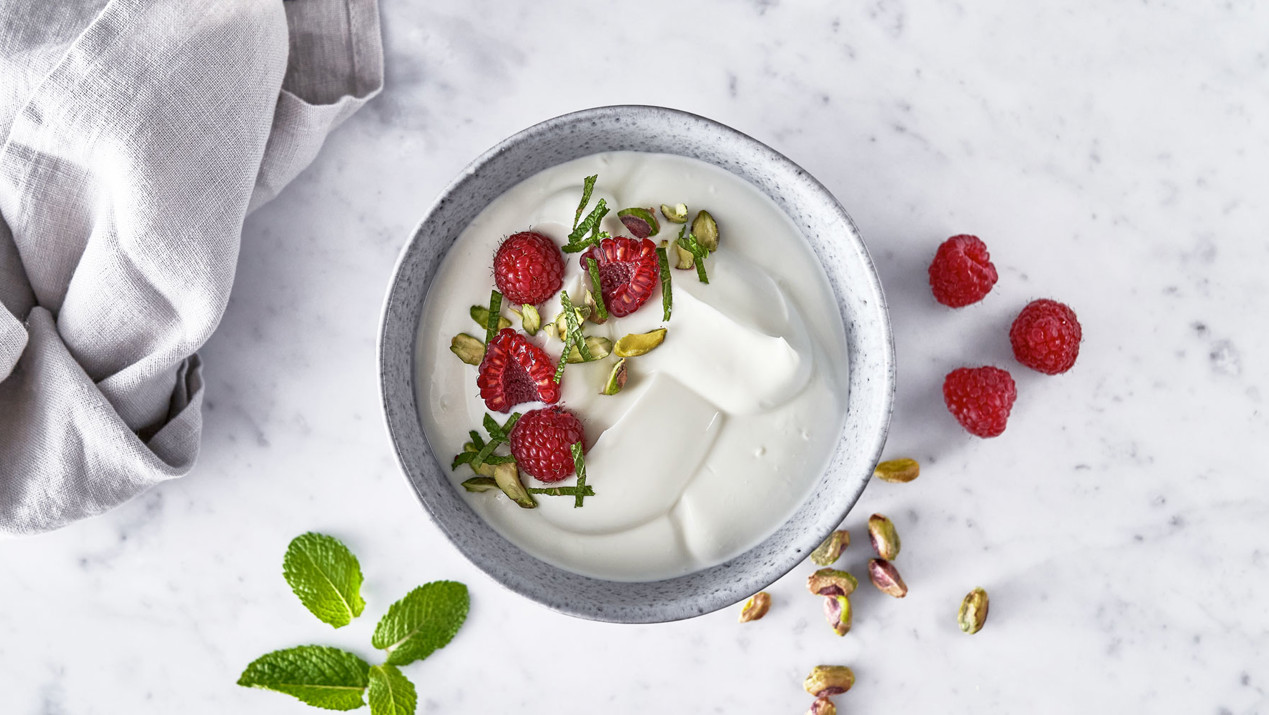 Pistache, framboos en munt als topping voor Skyr