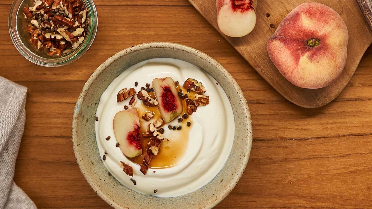 Perzik, pecannoten en kardemom als topping voor skyr