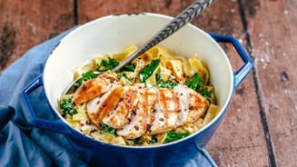 Fettuccine Alfredo met broccoli en kip