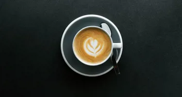 Hoe maak je het perfecte melkschuim voor latte art: technieken en tips