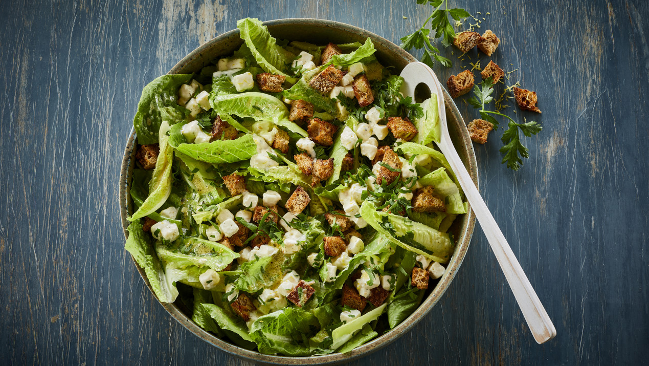 Groene salade met saladekaas en croutons
