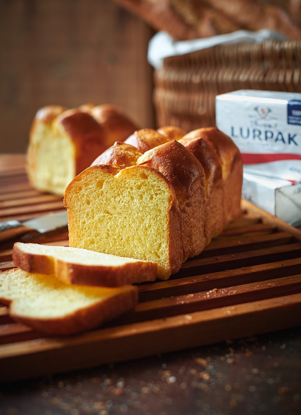 https://cdb.arla.com/api/assets/arla-pro-asia/queen-brioche-loaf-04.jpg