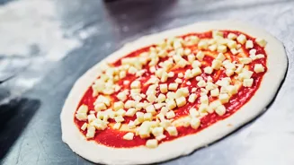 https://cdb.arla.com/api/assets/arla-pro-de/55ea8397-e95b-4057-a67b-27604eac0f25/pizza-mozzarella-cubes.jpg