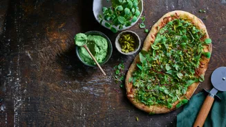 https://cdb.arla.com/api/assets/arla-pro-dk/2df0e748-ae8b-4467-b759-e7b39fdcdcaa/green-goddess-pizza.jpg