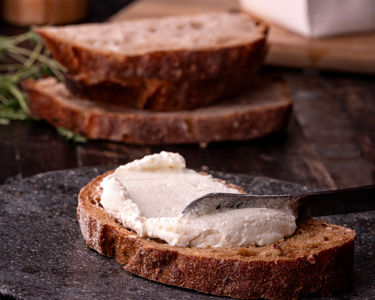 Ny smørbar hvid ost med cremethed og stor smag