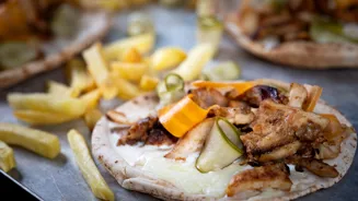 https://cdb.arla.com/api/assets/arla-pro-dk/65a65d2b-2f19-4665-beb5-9ca22d06dbcb/pita-bread.jpg