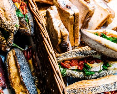 Un tour du monde des sandwichs: Découvrez le Banh Mi, le Smørrebrød, le Pambazo, le Shawarma et le Katsu Sando 