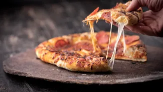 https://cdb.arla.com/api/assets/arla-pro-fr/bdb9af97-1862-4cdf-946a-7769f0b05ca2/arla-pro-pizza-topping-stuffed-crust.jpg