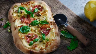 https://cdb.arla.com/api/assets/arla-pro-fr/c48503c4-492e-479d-a76c-e1c182ca6913/pinsa.jpg