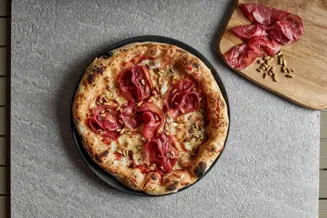 https://cdb.arla.com/api/assets/arla-pro-fr/e8bfbcfe-0e47-41e8-93ad-170af356734a/jpg-version-omne-arla-pizza-tripple-cheese.jpg?version=0