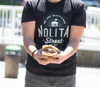 https://cdb.arla.com/api/assets/arla-pro-fr/nolita-street-foodtruck2.jpg