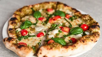 https://cdb.arla.com/api/assets/arla-pro-mea/1f7d5d16-2544-40aa-8593-be8f72f465e7/arla-neopolitan-pizza.jpg