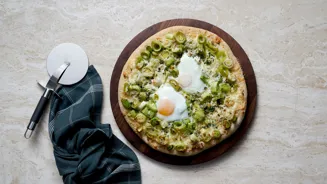 https://cdb.arla.com/api/assets/arla-pro-mea/b46bc083-68d3-408f-aae8-727f3228d8dd/egg-and-leek-pizza.jpg