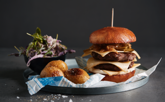 https://cdb.arla.com/api/assets/arla-pro-nl/dubbelburgare-tripple-cheese-med-konfiterad-lok.png