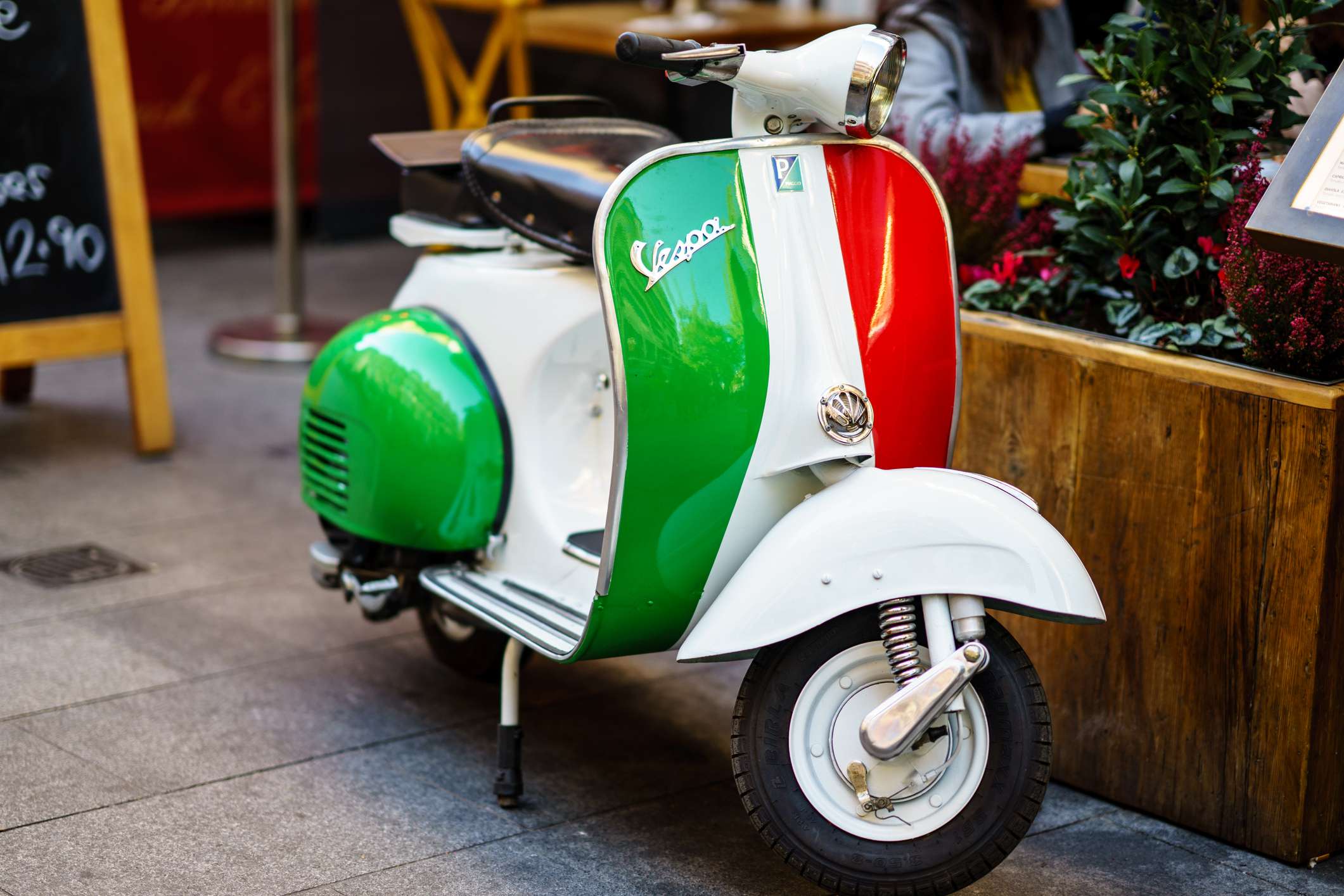 vespa med italienska flaggans färger.jpg