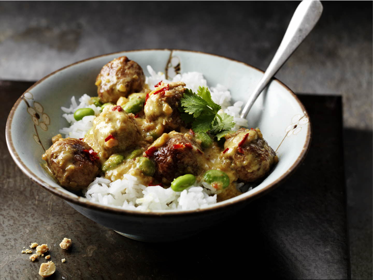 Kycklingbullar i jordnötssås med curry webb_JPEG.jpg