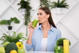 kvinna dricker grönsaksjuice.jpg