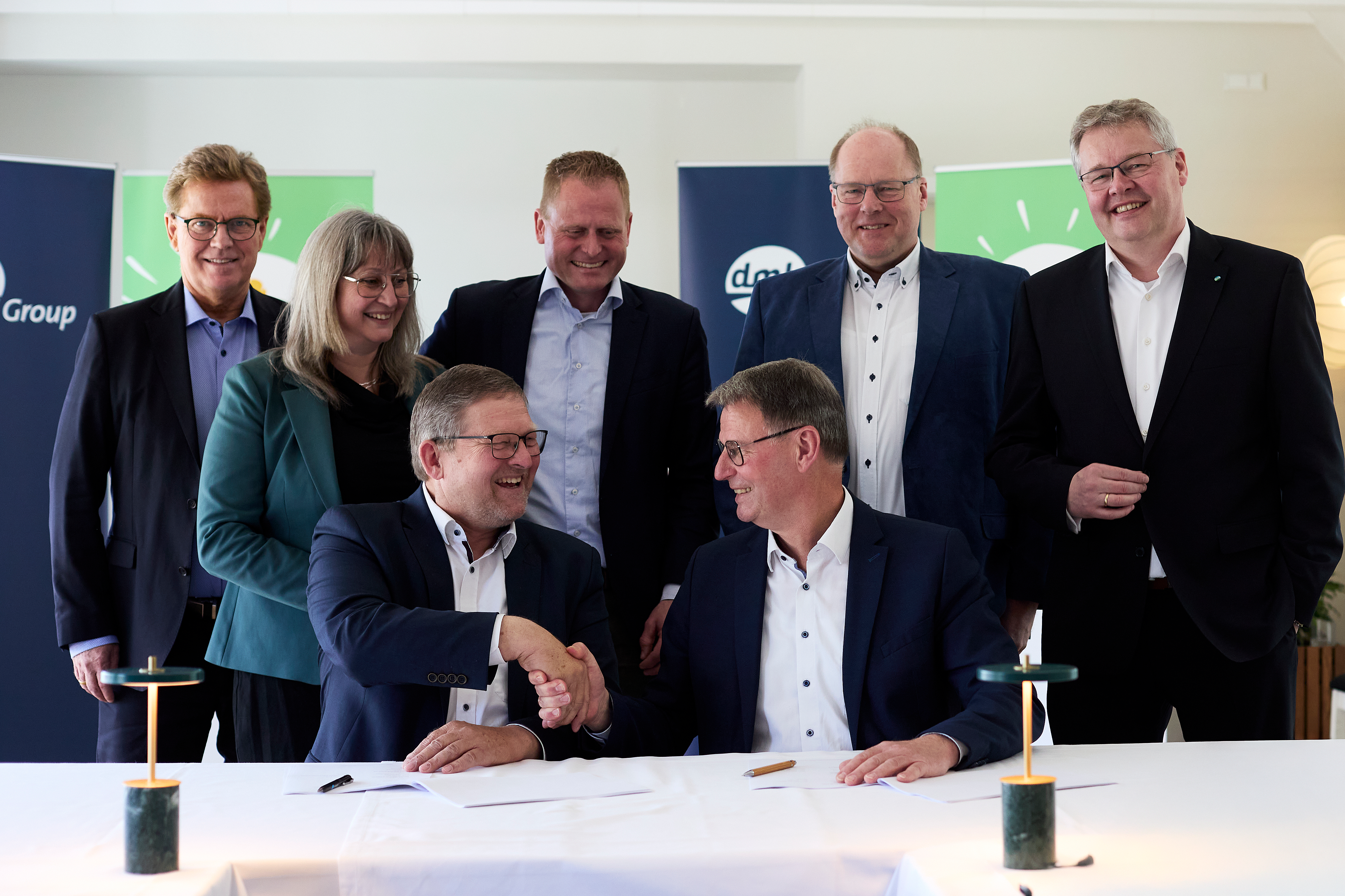 Koncernchefer och styrelseföreträdare från Arla, DMK Group och DOC Kaas i samband med offentliggörandet av fusionsplanerna våren 2025. Foto: Arla