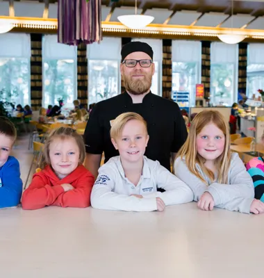 Henrik Lilja tillsammans med eleverna fr v: Emil Järperud, Malte Moqvist, Mattis Classon, Felicia Mokvist och Amelia Lundborg