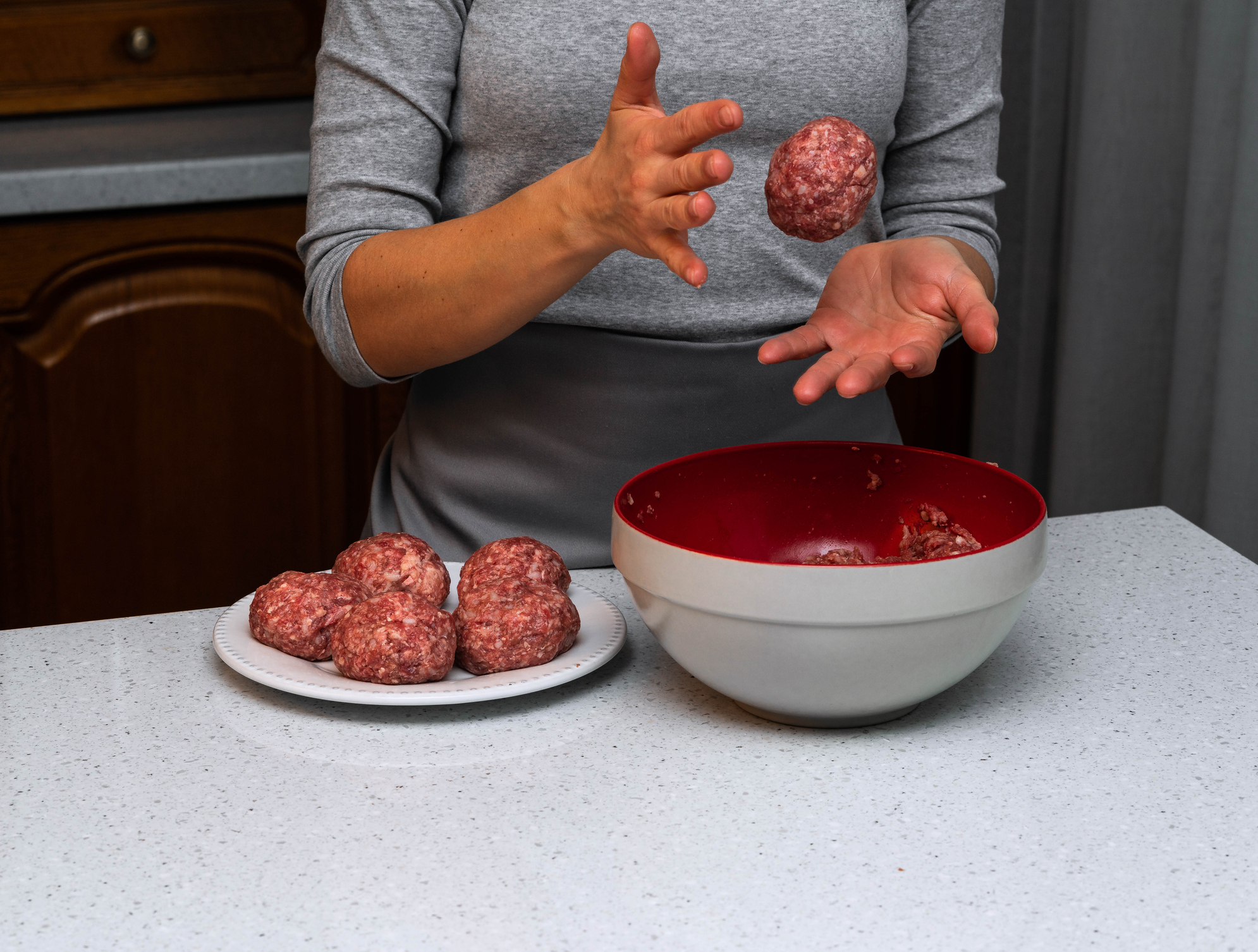 kvinna jonglerar köttbulle.jpg