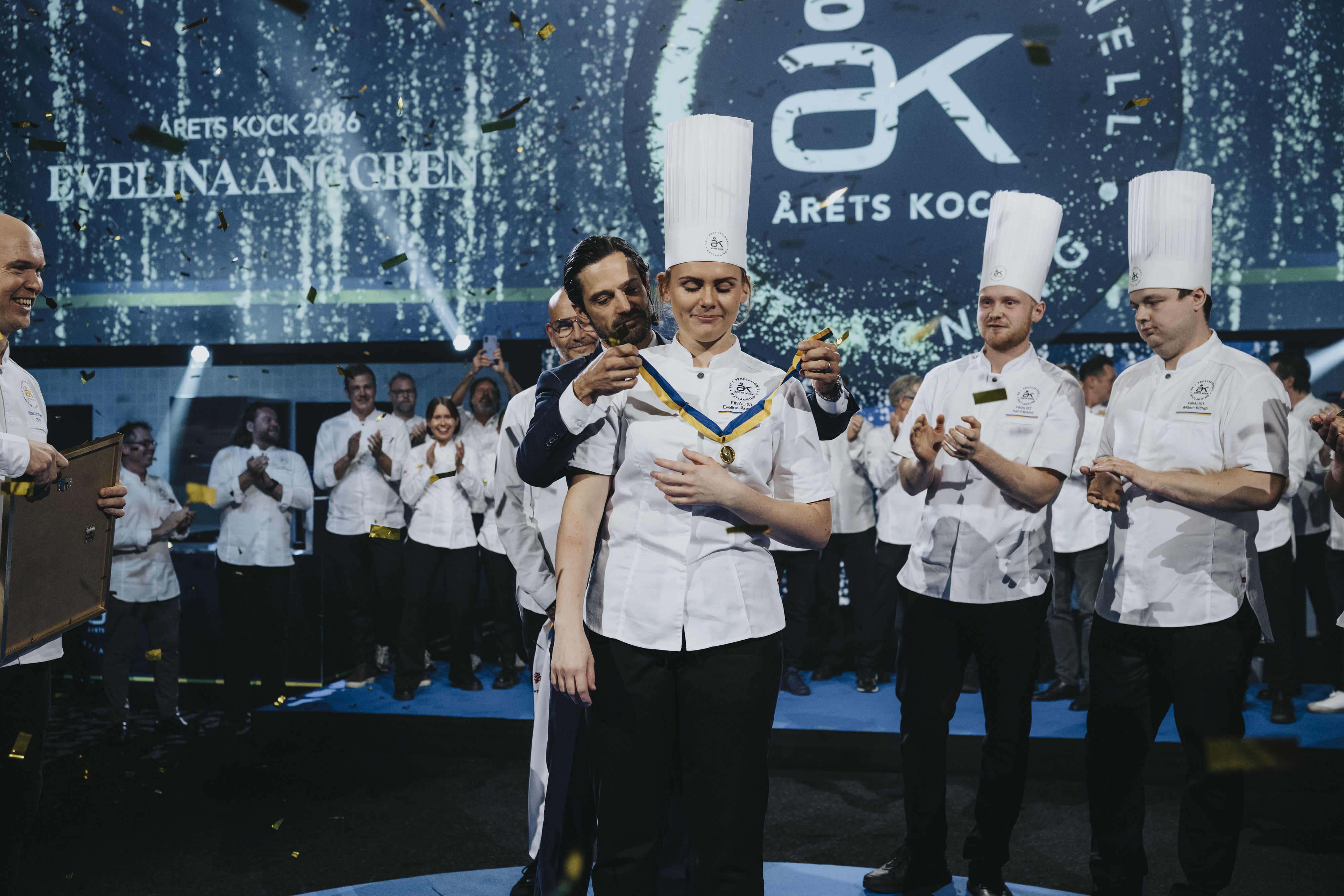 Evelina Änggren tar emot Gastronomiska Akademiens mejerimedalj i guld av H.K.H. Prins Carl Philip, hedersjurymedlem och beskyddare av Årets Kock. Foto: Samuel Unéus.