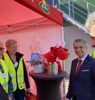 Sveriges energiminister Khashayar Farmanbar tillsammans med Arlabönder från Smålandskretsen.