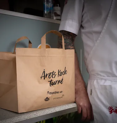 I foodtrucken kommer det att finnas en animalisk rätt och en vegetarisk rätt, baserade på säsongens svenska råvaror.
