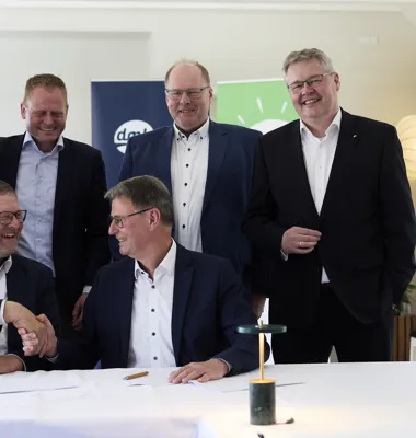 Koncernchefer och styrelseföreträdare från Arla, DMK och DOC Kaas i samband med att planerna på en fusion mellan kooperativen tillkännagavs i april 2025 – ett första steg mot ett starkare europeiskt mejerikooperativ. Foto: Arla