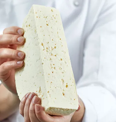 Den nya osten Hallands Siren är en ung, salt och syrlig ost producerad på Kvibille mejeri – framtagen för de skickligaste kockarna, men tillgänglig för alla. Foto: Arla
