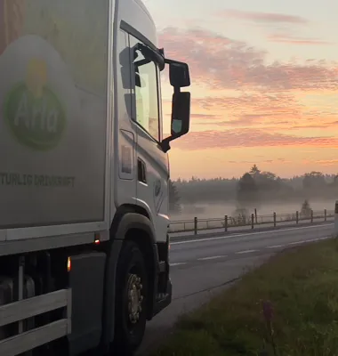 Mjölkpriset till bönderna har luft under vingarna. Efter novemberhöjningen hamnar priset runt rekordnivåerna från 2022. Foto: Arla/Håkan Johansson
