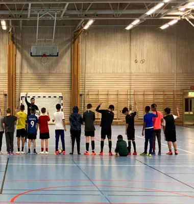 Tre dagar i veckan samlas barn och ungdomar för frukost och fritidsaktiviteter på Östra Ersbodaskolan i Umeå. Foto: Rädda Barnen