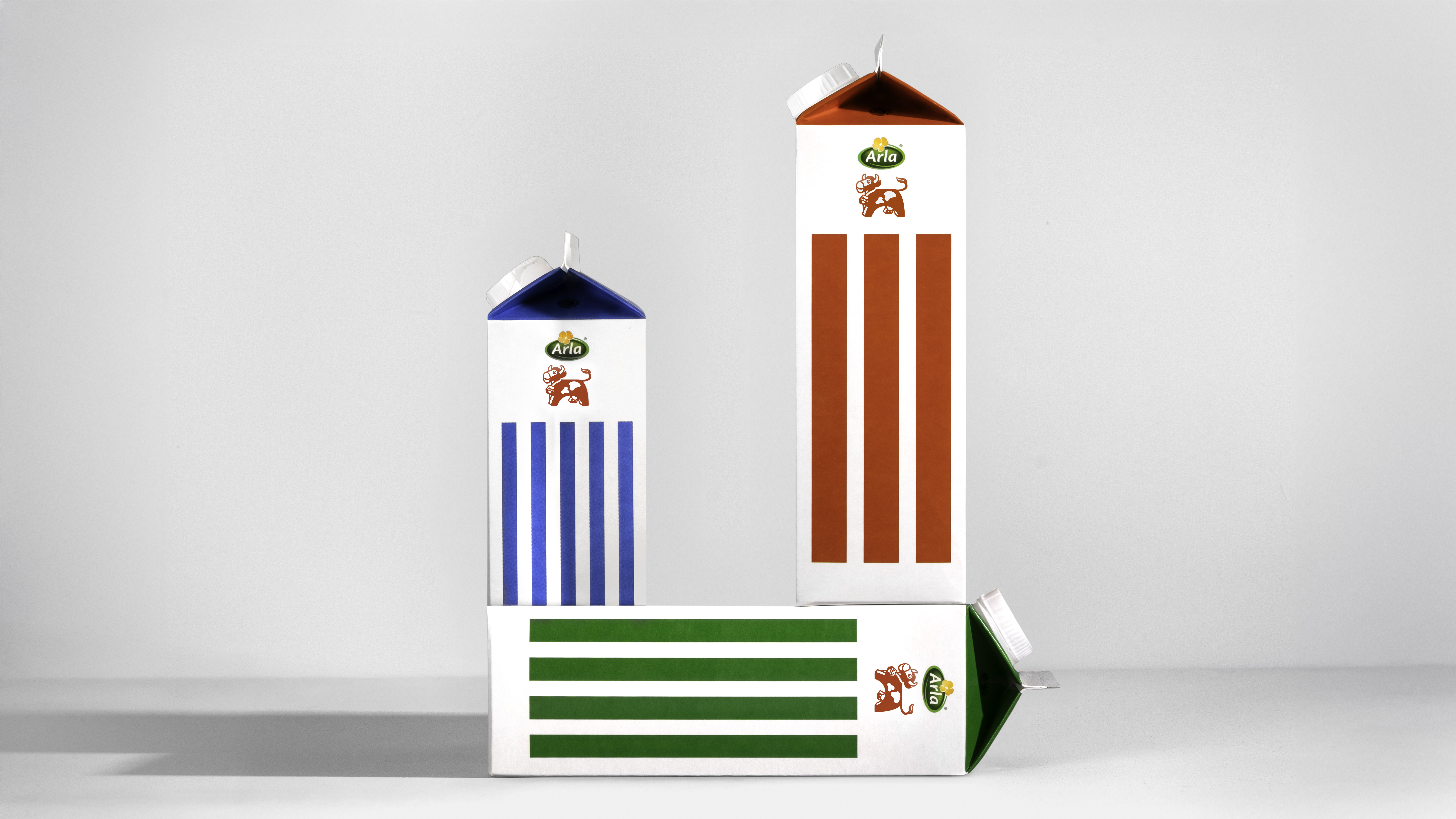 Arla Ko:s randiga mjölkförpackningar belönas för sitt förnyade uttryck, där de klassiska ränderna renodlats och designen förenklats för maximal tydlighet och varumärkesigenkänning. Foto: IW Agency