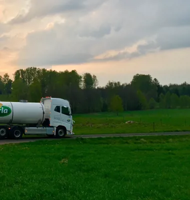 Jakten på billig mat har lett till att svenska bönder fått sämre betalt under 2023. Samtidigt bidrar stigande räntor och det torra vädret till att maten blir dyrare att producera. Foto: Arla