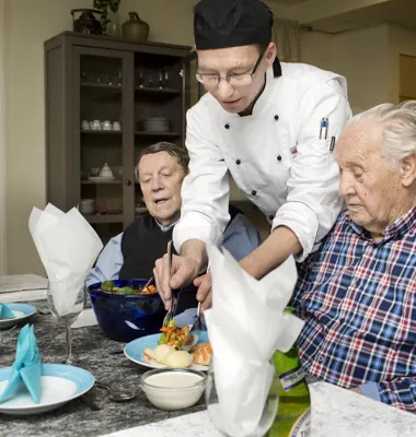 Fr v: Mikael Larsen serverar Sven Nilsson, (t v) och Bertil Bengtsson (t h)