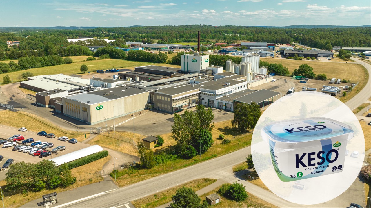 Arlas mejeri i Falkenberg är Europas största produktionsanläggning för cottage cheese. Här tillverkas omkring 60 olika varianter för den svenska och internationella marknaden, bland annat svenska KESO® och danska Cheasy®. Foto: Arla