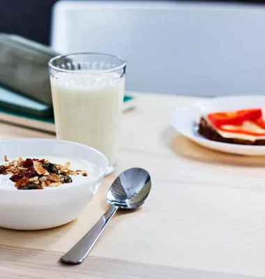 Elever som börjar skoldagen på tom mage har svårare att koncentrera sig. I höst har Arla en frukostkampanj där tio skolor får testa gratis skolfrukost under tre veckor. Foto: Arla