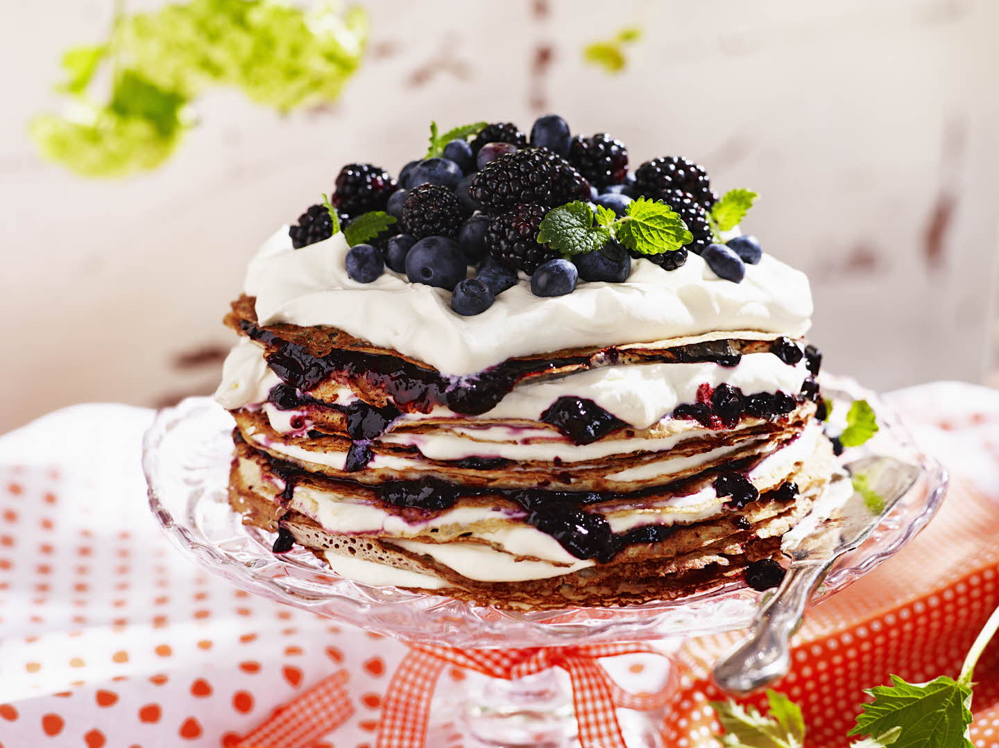 Pannkakstårta med citron blåbär och grädde liggande_TIF.jpg