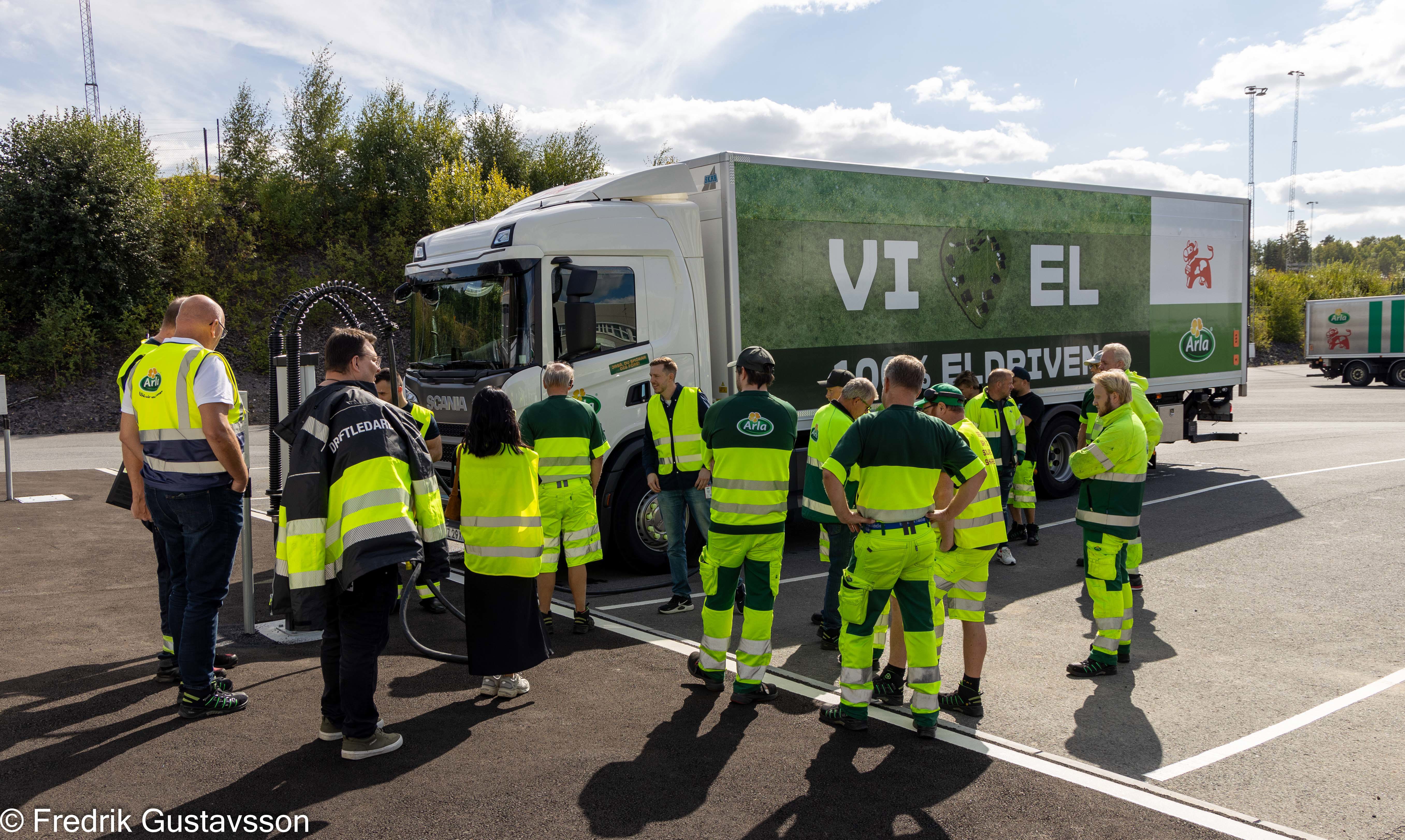 Arla invigde på torsdagen sin nya snabbladdningsanläggning vid mejeriet i Jönköping. Satsningen ska möjliggöra fler eldrivna fjärrtransporter. Foto: Arla/Fredrik Gustavsson