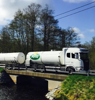 Var tredje månad justerar Arla valutorna mot det gemensamma mjölkpriset som är satt i euro. Därför får svenska Arlabönder några ören mer på mjölkpriset i april. Foto: Arla