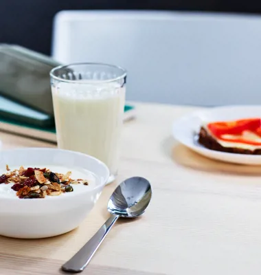 Frukost i skolan kan bidra till lugnare klassrum och bättre humör bland eleverna. Foto: Arla