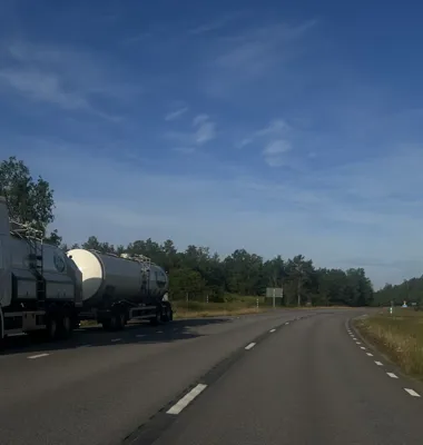 Arla gör inga ändringar av mjölkpriset till bönderna i mars. Just nu är ersättningen 6,22 kronor per kilo för konventionell mjölk och 7,11 per kilo för ekologisk. Foto: Arla/Theo Johansson