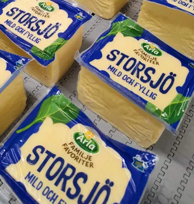 Mejeriet i Östersund satsar på fyrkantiga ostfavoriter, till exempel Storsjö. Foto: Arla