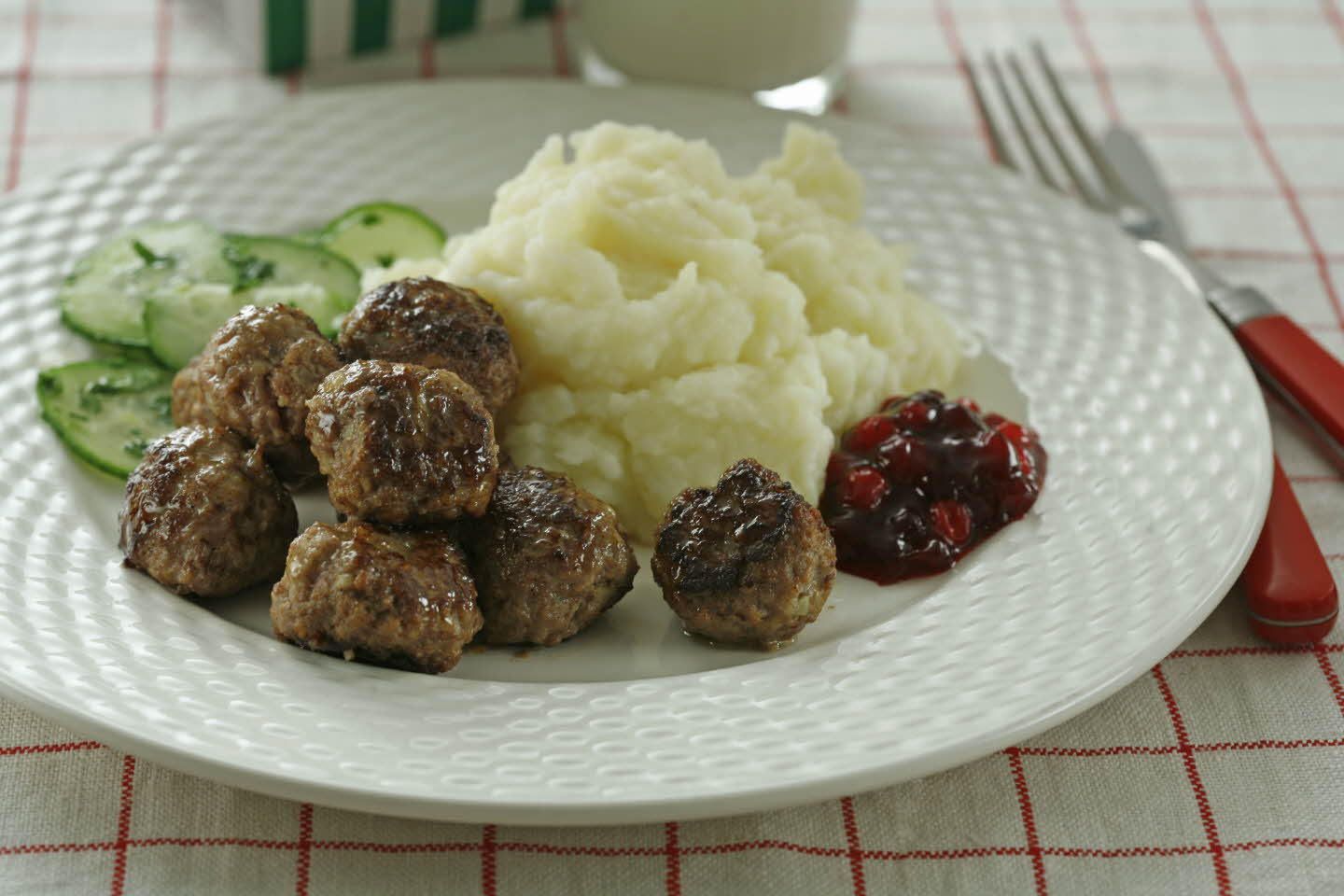 Köttbullar med potatismos_TIF.jpg