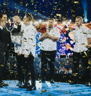 När samtliga moment avslutats och poängen räknats ihop fick Michael Andersson ta emot Gastronomiska Akademiens mejerimedalj i guld av H.K.H Prins Carl Philip, hedersjurymedlem och beskyddare av Årets Kock. Foto: Samuel Unéus/Årets Kock.